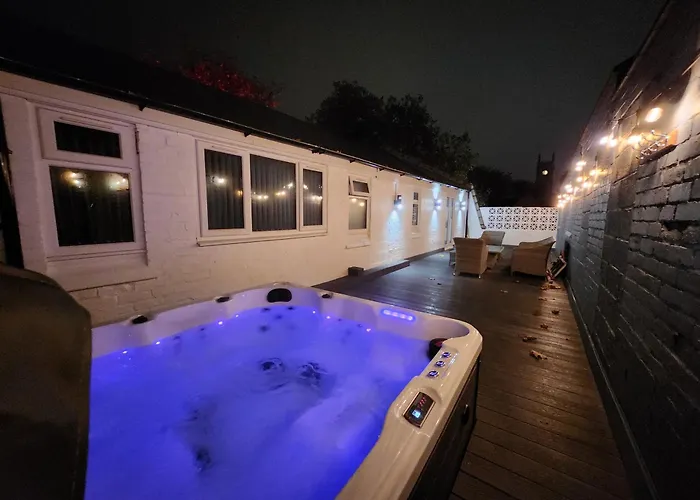 Derby City Centre Apartment With Roof Top Hot Tub