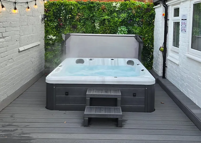 Derby City Centre Apartment With Roof Top Hot Tub