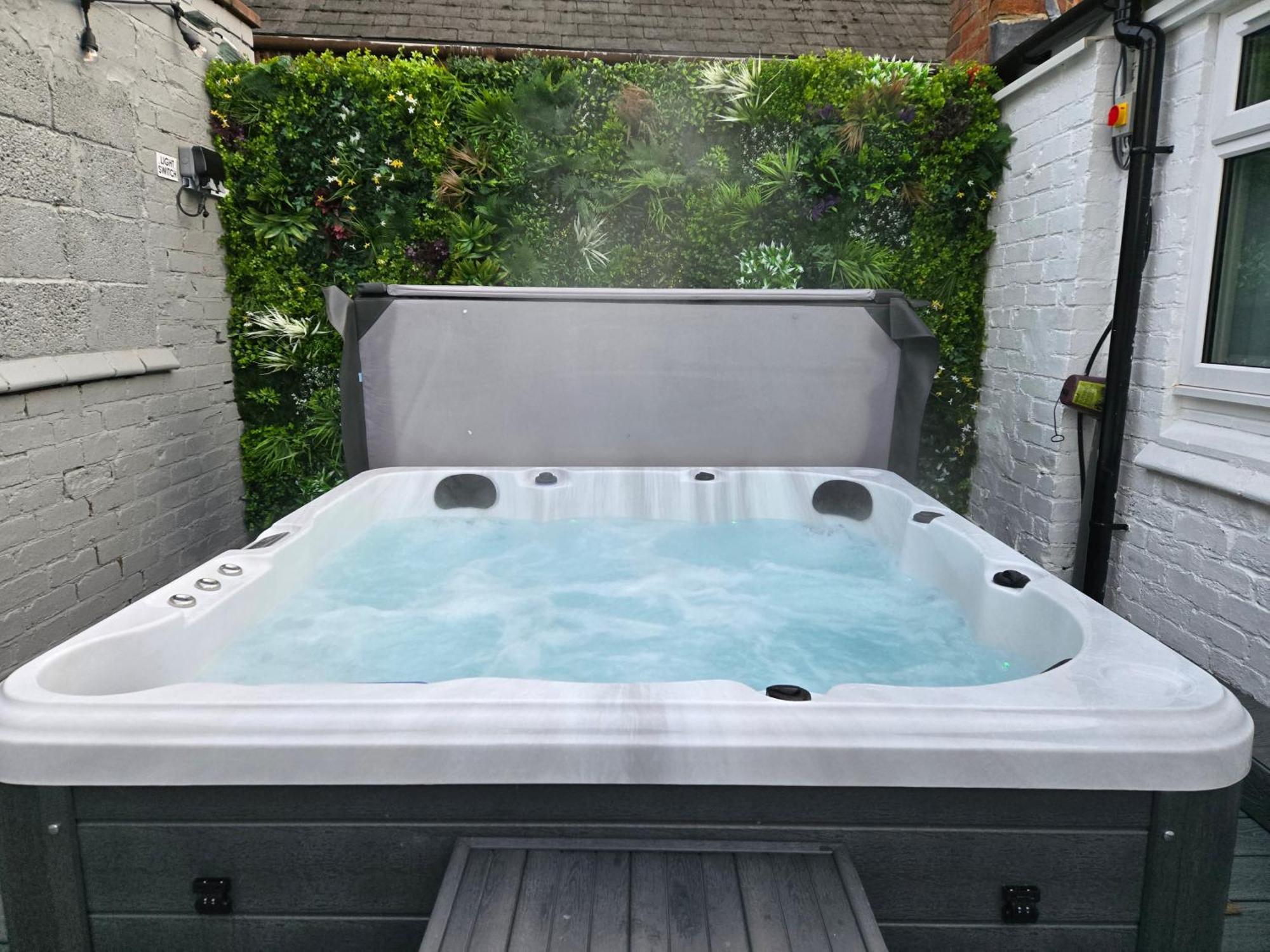Centre With Roof Hot Tub Apartment