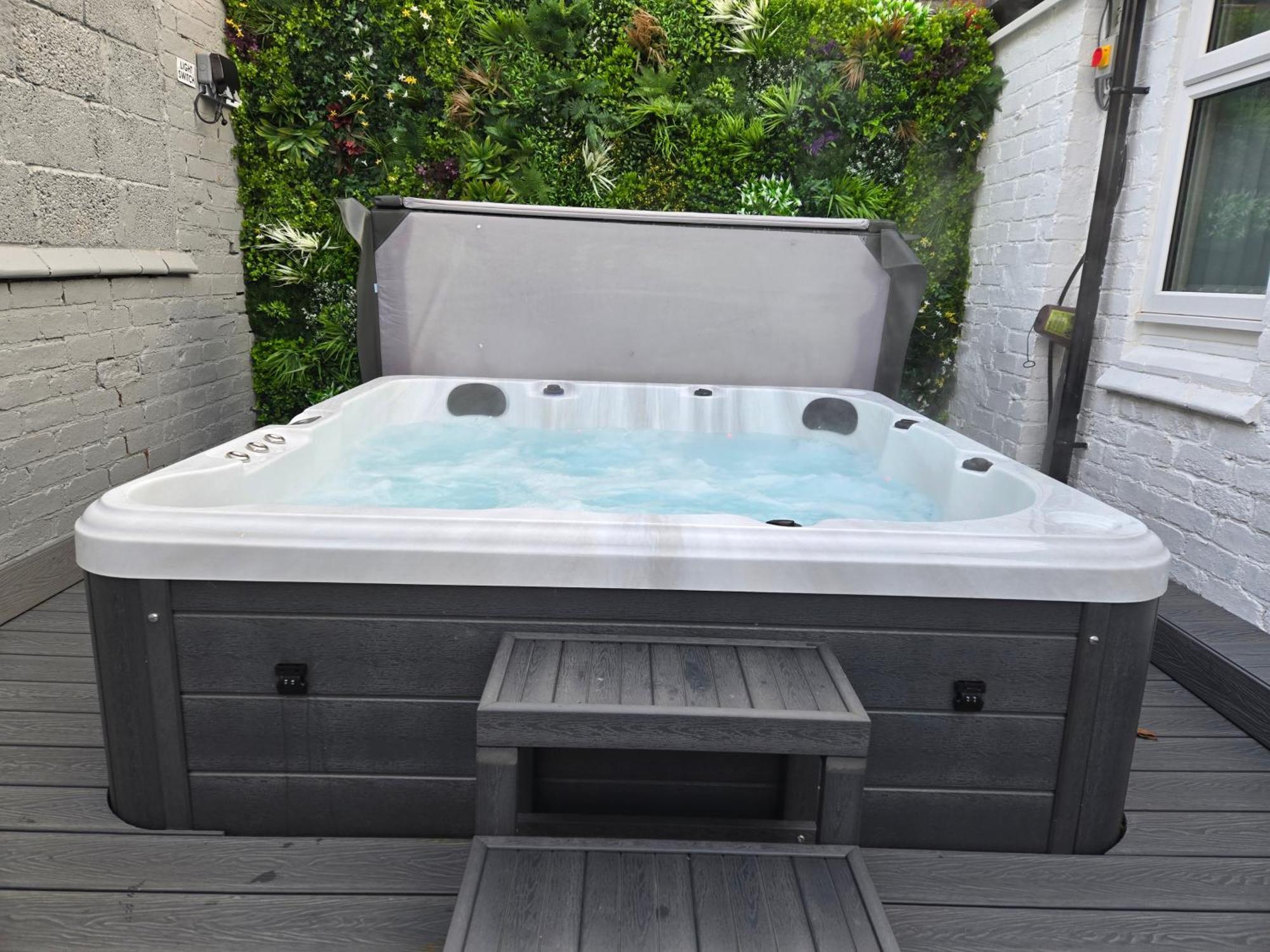 Centre With Roof Hot Tub Apartment *